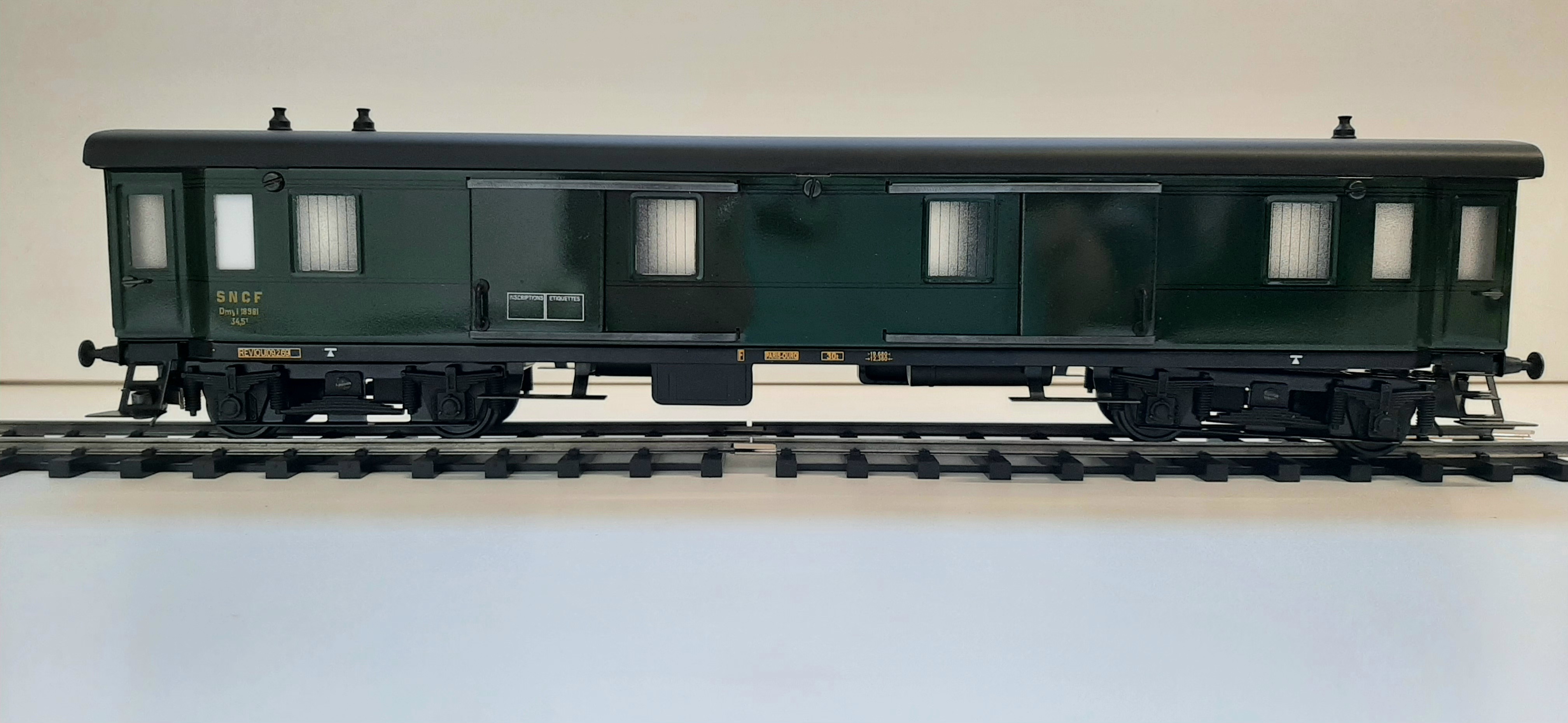 La voiture voyageurs 2e cl Express en miniature par Hornby à l'échelle zéro 0 O